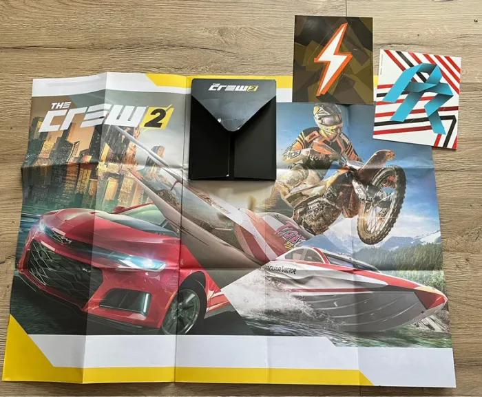 The crew 2 poster et sticker