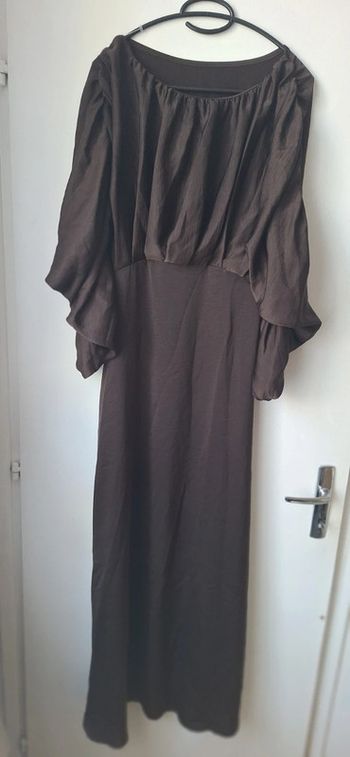 Jolie Robe longue marron à manches longues bouffantes