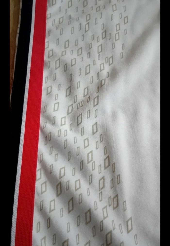 Polo Officiel Mercedes AMG petronas f1 Team Modèle 2023 ou 2024 - photo numéro 7