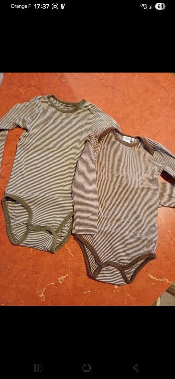 Lot de 2 bodies bébé taille 24 mois