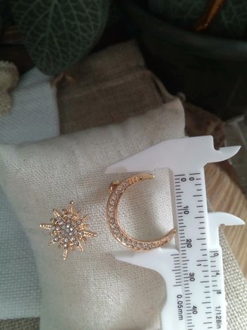 Paire de boucles d'oreilles asymétriques astres lune et soleil