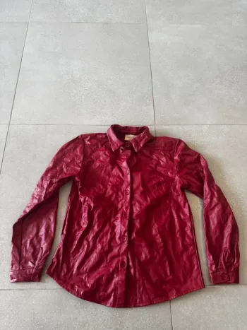 Veste chemise Garçonne rouge, taille S, bon état mais il y a une tâche