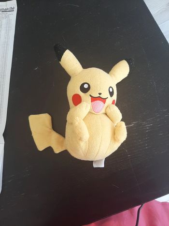 Peluche pikachu