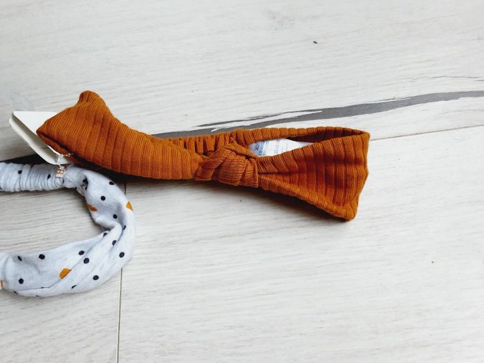 Vêtement bébé fille lot 2 bandeaux taille unique gris et moutarde Obaïbi Neufs - photo numéro 2