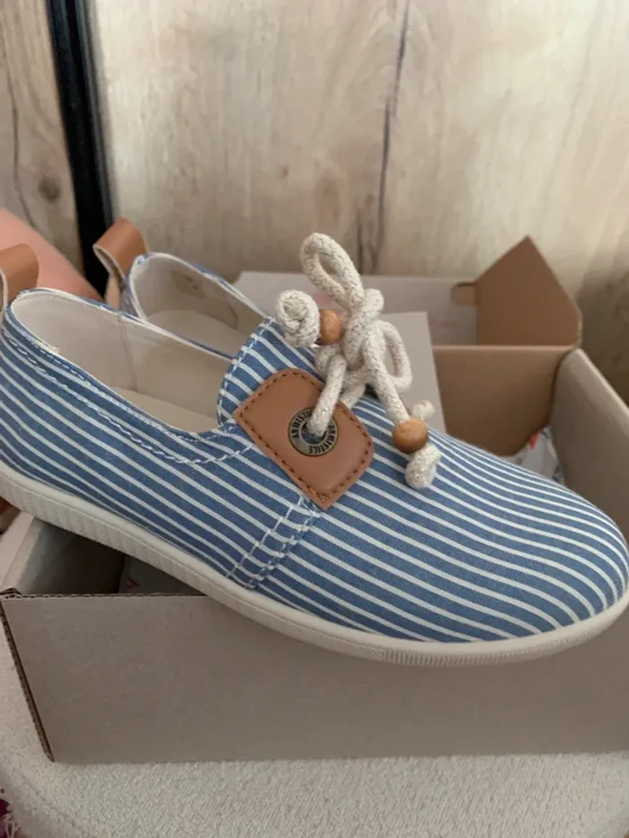 Jolies baskets Armistice rayées pointure 31 neuves avec double paire de lacets - photo numéro 2