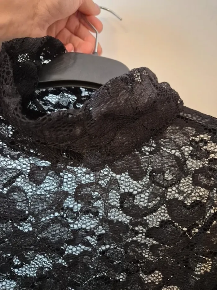 Blouse noire transparente à dentelle avec col - photo numéro 4