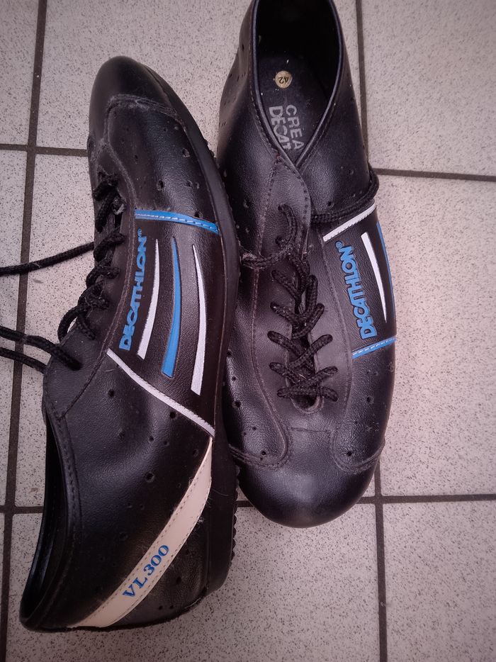 Chaussures de vélo Decathlon, bleu et noire pointure 42 neuf. - photo numéro 2