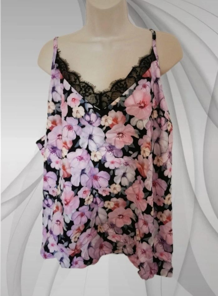 Débardeur dentelle et fleurs