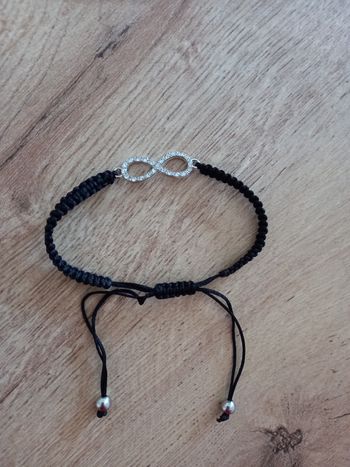 Bracelet en cordelette réglable.