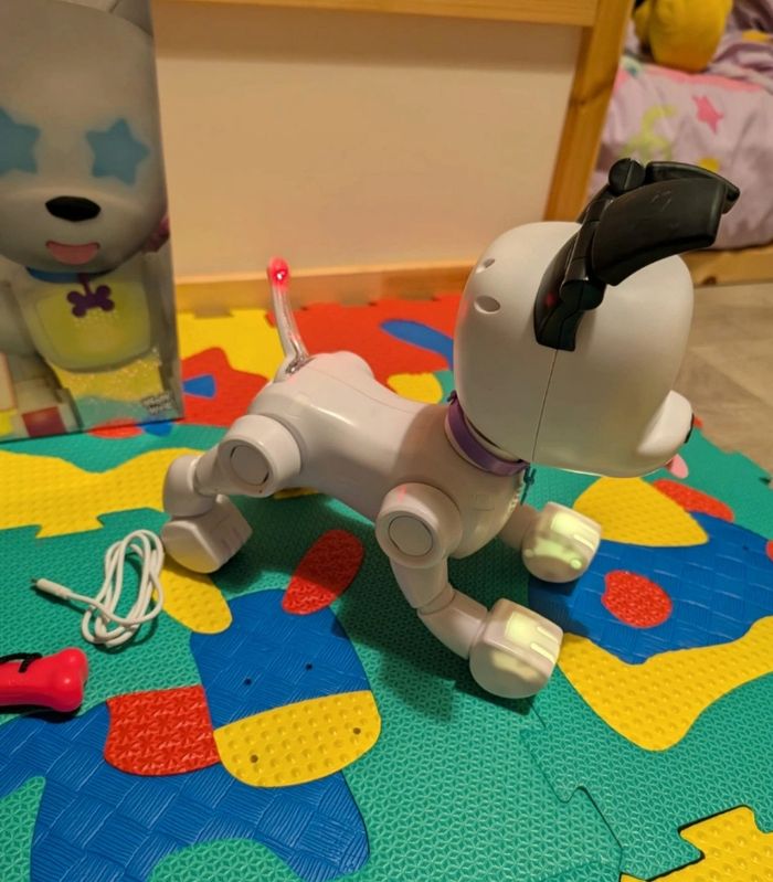 Chien interactif dog-e avec son collier et son os. - photo numéro 3