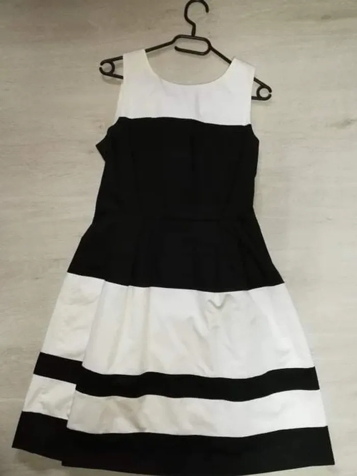 Robe noire et blanche