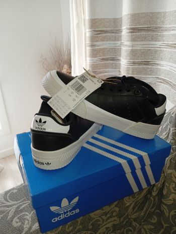 Baskets Adidas neuves avec boîte t'38,5