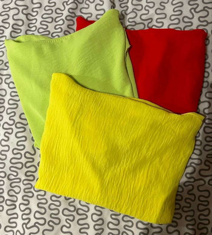 Lot de 3 T-shirts (rouge, vert, jaune) – Taille unique – Très bon état