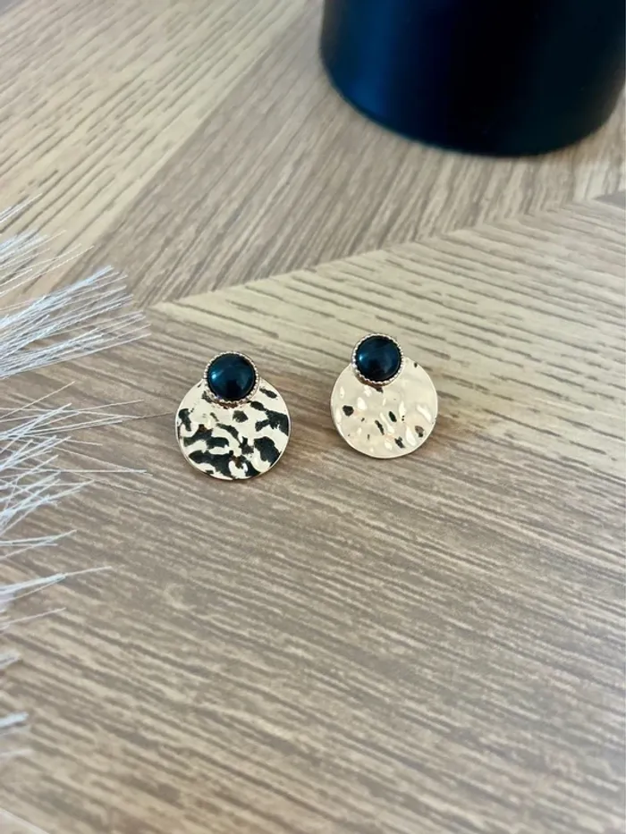 Boucles d’oreilles rondes dorées avec détail noir – Chic et élégantes - photo numéro 3