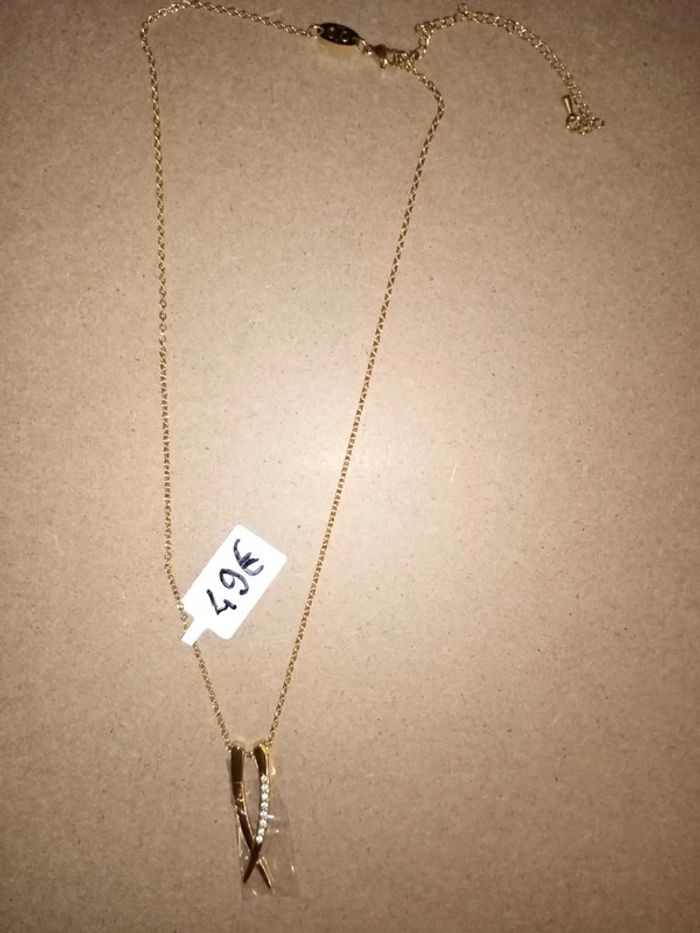 Collier doré magnétique et pendentif strass