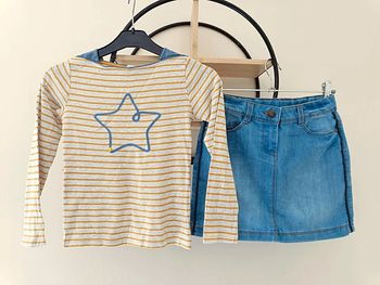 8 ans ensemble teeshirt Okaïdi et jupe tape a l oeil
