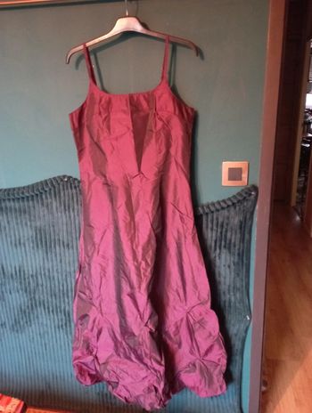 Robe longue de soirée en satin violet foncé