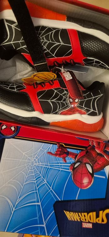 Basket spiderman lumière neuve