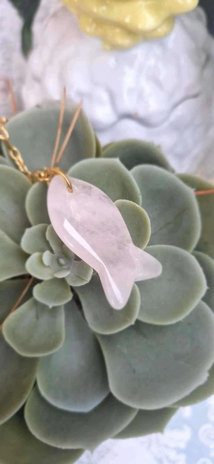 Sautoir chaîne travaillée acier inoxydable or gros poisson en jade rose en pendentif - photo numéro 6