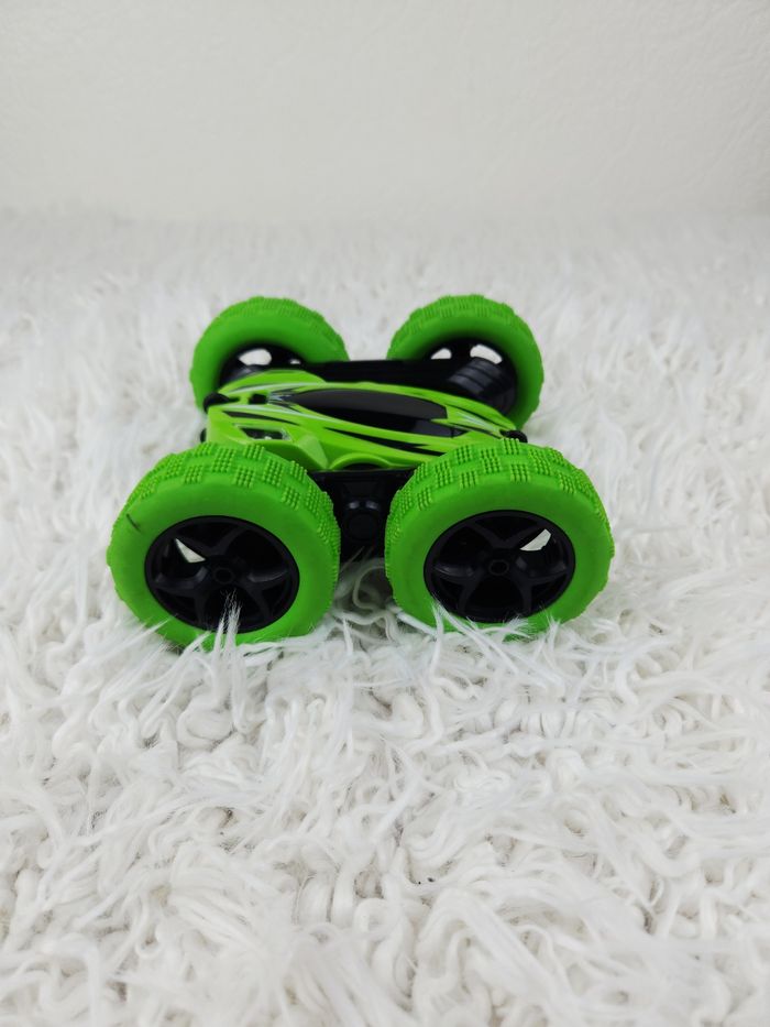 Voiture RC de Cascade 360 ° tournant télécommandé avec lumières led 🎅 - photo numéro 6