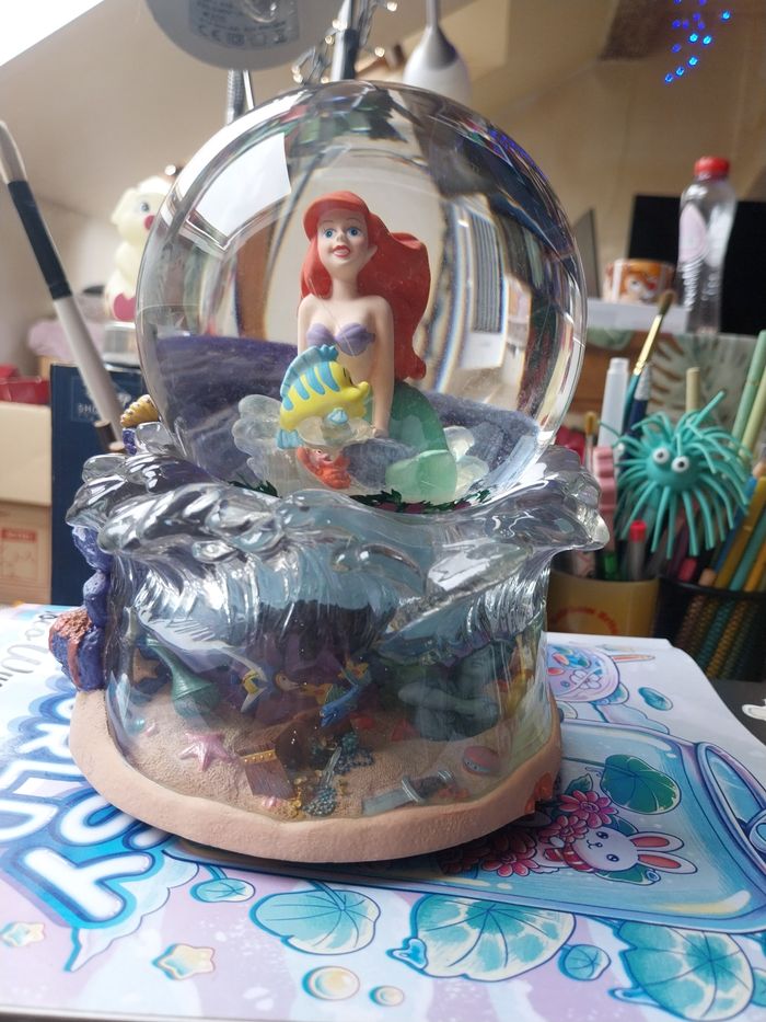 Snowglobe disney ariel musical