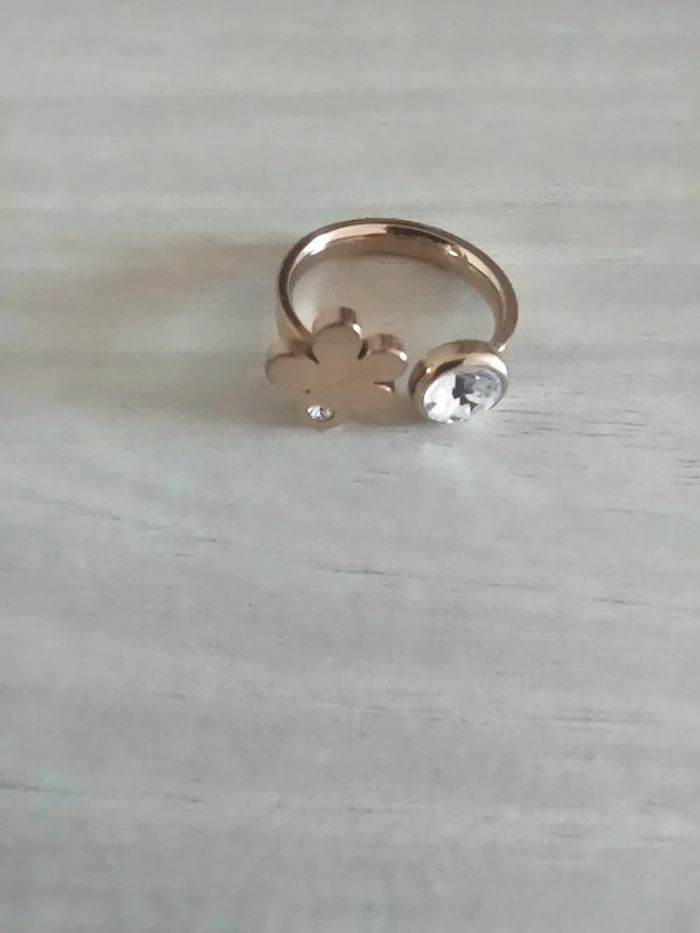 Bague doré fleur ornées de cristaux Guess - photo numéro 2