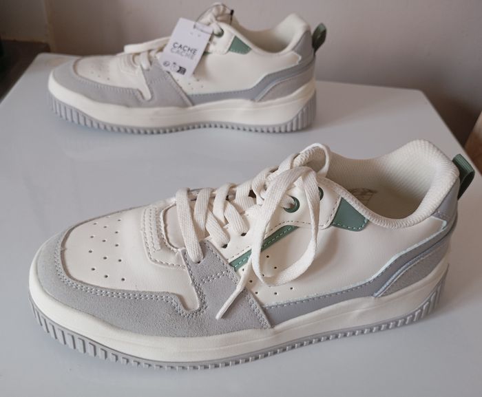 Paire de  baskets neuves . P38 . Blanc vert et gris . Lacets . Cache-cache. - photo numéro 2