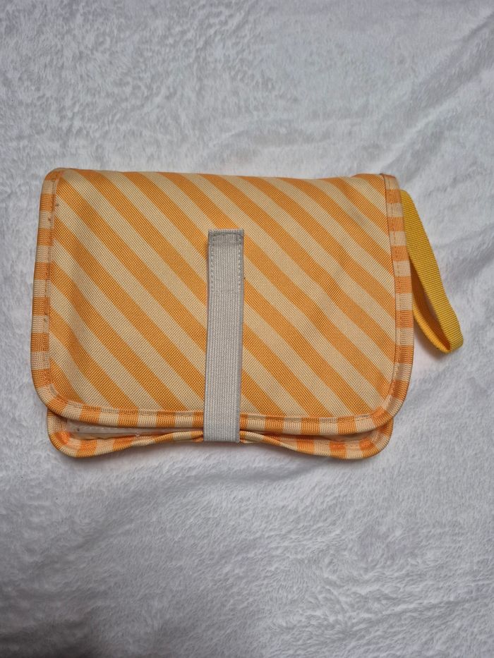 Matelas à langer nomade neuf + pochette avec rangement multipoches - photo numéro 3