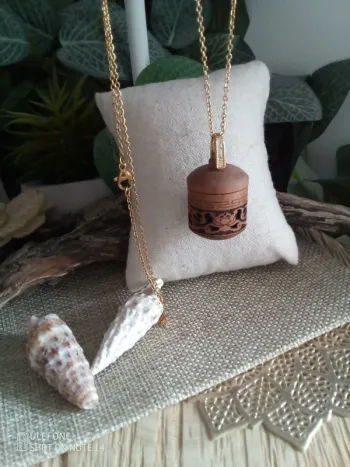 Collier pendentif urne en bois