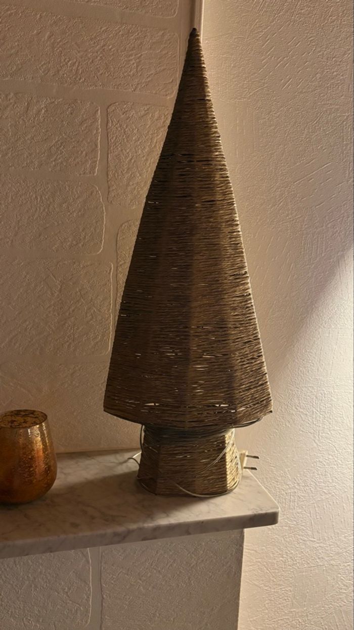 Sapin en bois avec lumière de chez Casa en parfait état