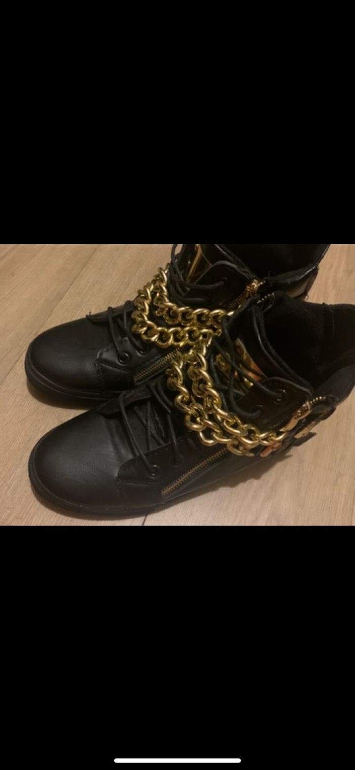 Chaussure pour femme couleur noir taille 39 avec chaine doré et fermeture sur les coters - photo numéro 2