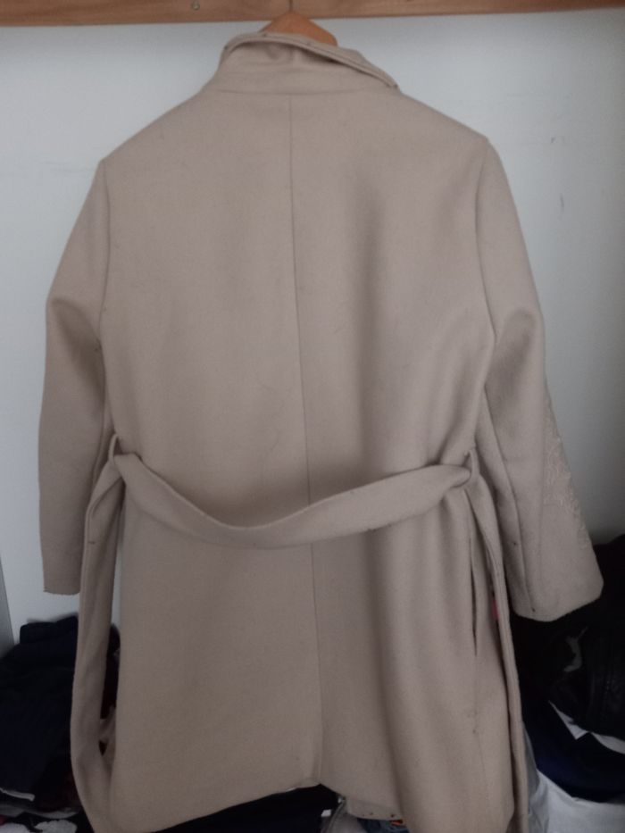 Manteau beige avec ceinture et motif manches - photo numéro 5