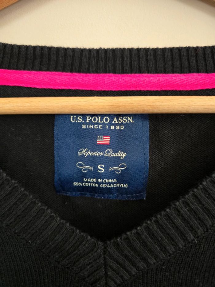Pull col V noir U.S. Polo Assn femme S – Logo rose brodé style chic casual - photo numéro 4
