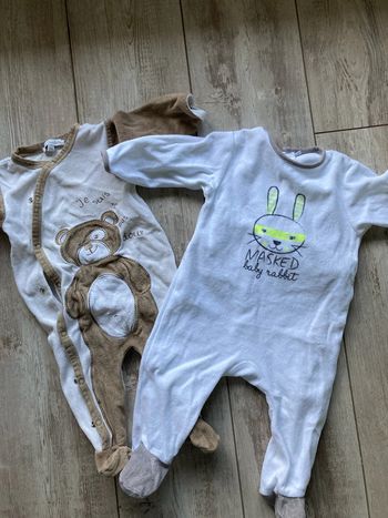 Lot de deux pyjamas taille 9 mois