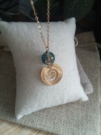 Collier spirale et perle de verre