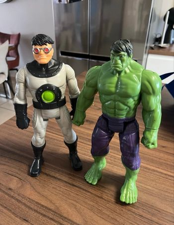 docteur octopus et figurine Hulk