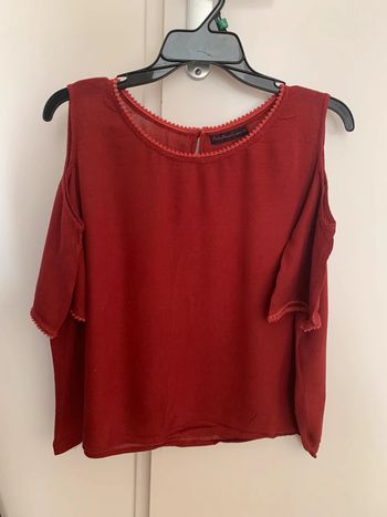 Jolie blouse Bordeaux avec manche retombante sur les épaules