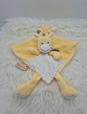 Doudou plat girafe jaune blanc marron Nicotoy