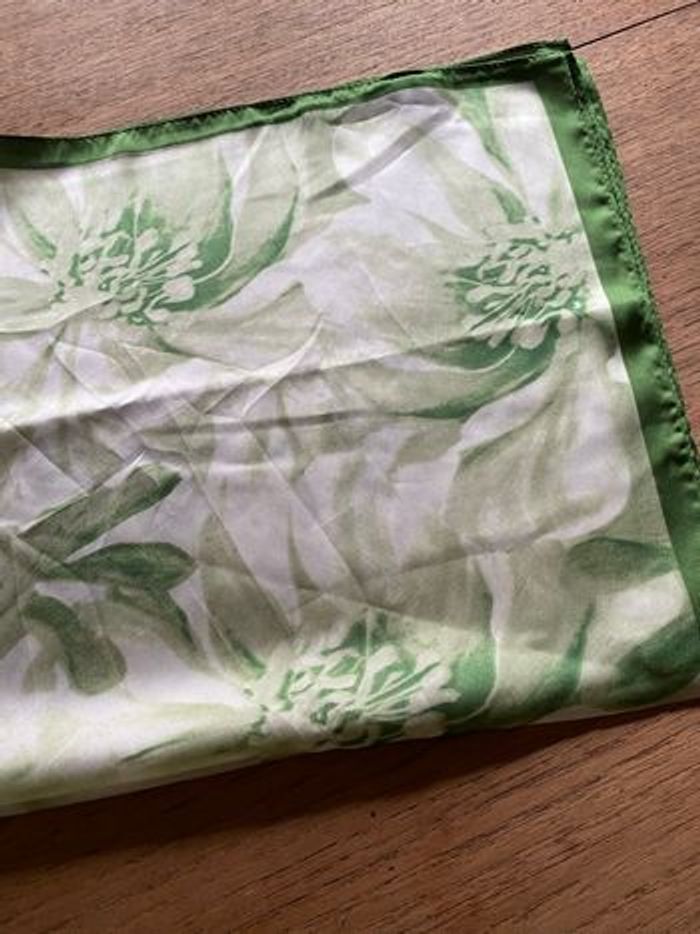 Superbe foulard verts et blanc - photo numéro 5