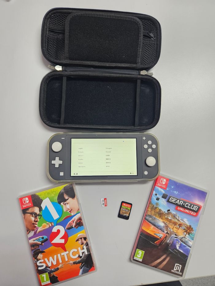 Switch lite noir parfait état avec 3 jeu et une carte sd 128 gb - photo numéro 2