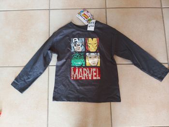 T-shirt Marvel neuf taille 5 ans 