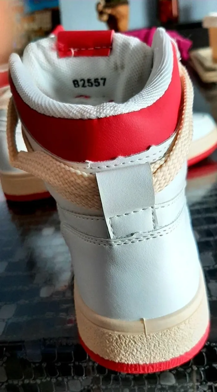 Baskets montantes blanche et rouge - photo numéro 4