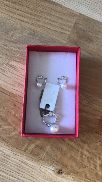 Collier et boucles d’oreille Hello Kitty