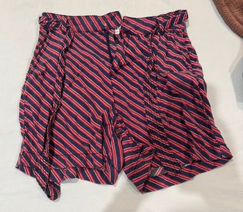 Short rayé rouge et bleu marine tissu