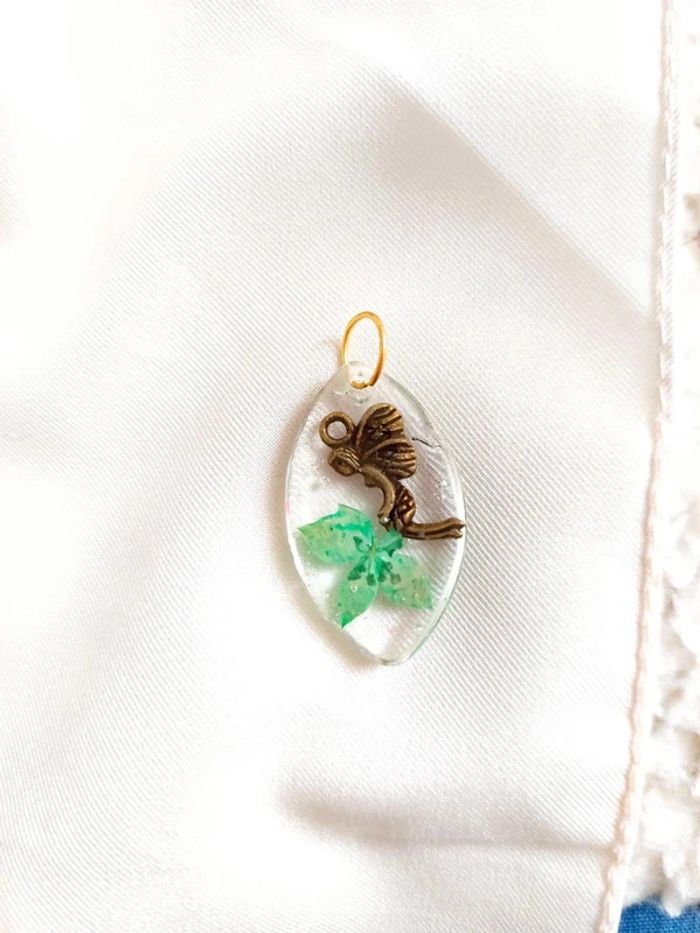 Pendentif fée en résine