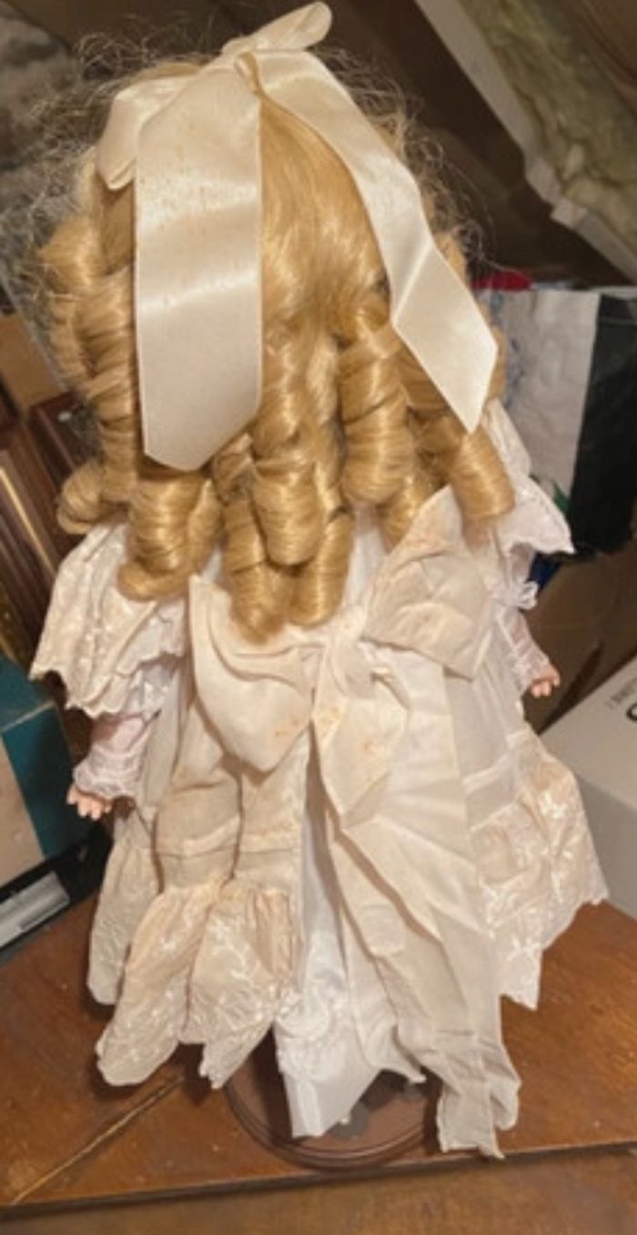 Poupée de collection en porcelaine Clémence de Mundia - photo numéro 3