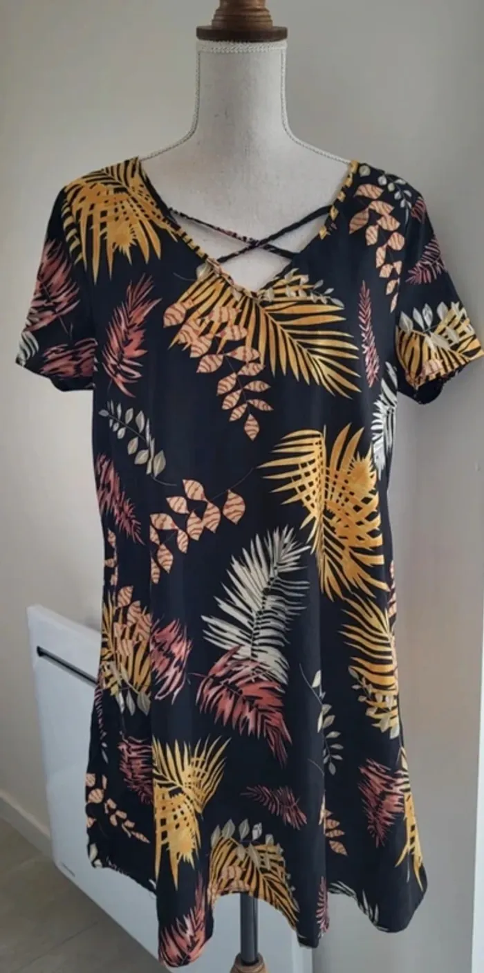 Robe courte noire motifs feuilles jaune et rose corail Taille 40 - photo numéro 2