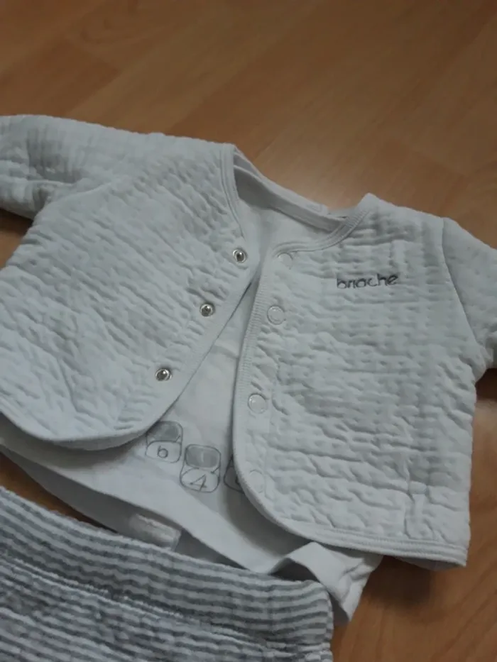 Ensemble 3 pièces : pantalon, tee-shirt, veste - photo numéro 4