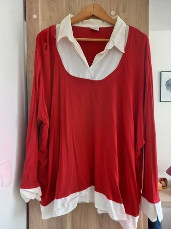 Tunique rouge et blanche.