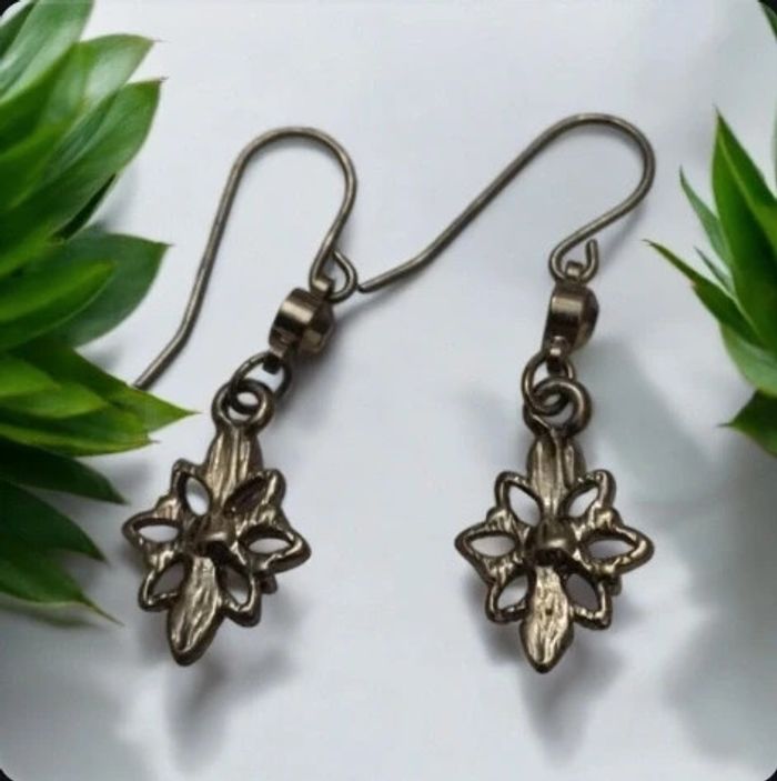 Boucles d'oreilles pendentif fleur noir En très bon état - photo numéro 4